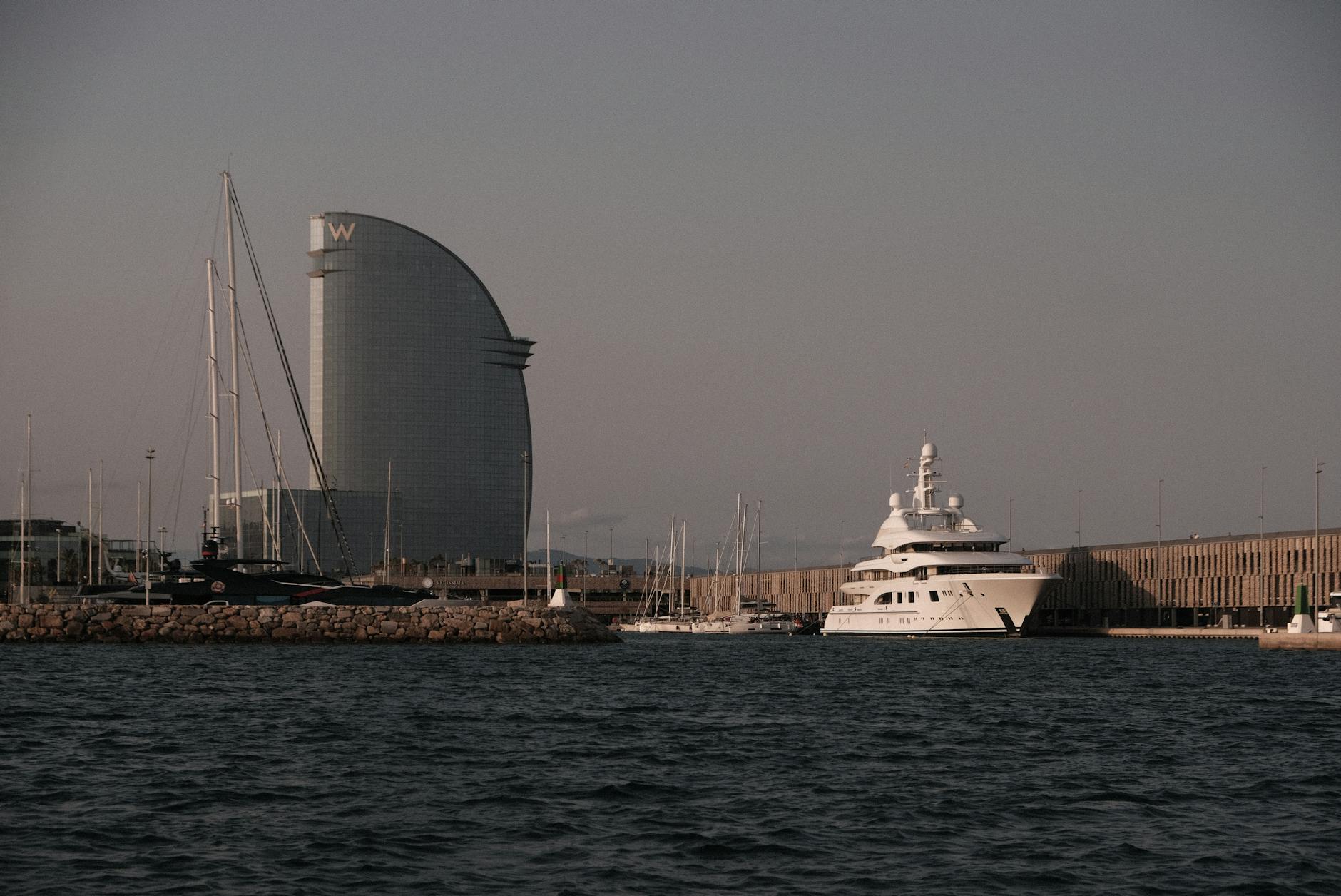 Mieszkańcy świętujący majówkę w Wojkowicach, z widokiem na tereny zielone i lokalne elementy krajobrazu.