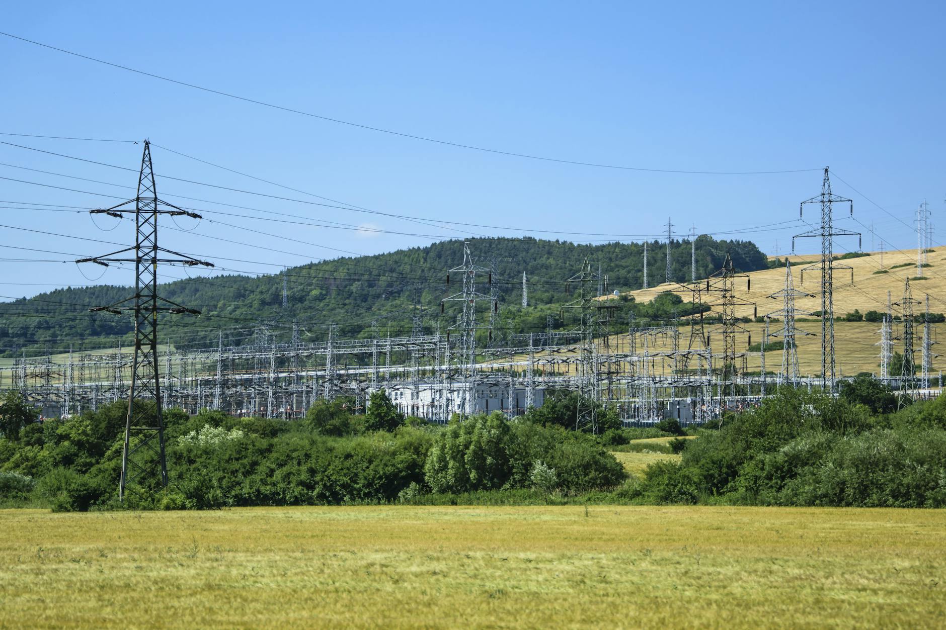 Ilustracja symbolizująca zieloną energię i nowoczesne technologie w kontekście lokalnej społeczności.